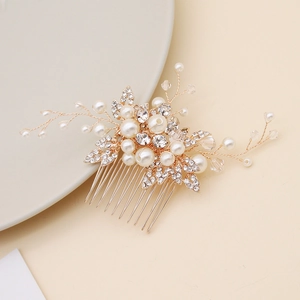 Vue détaillée d'un peigne de mariée fait main avec perles, cristaux et feuilles dorées