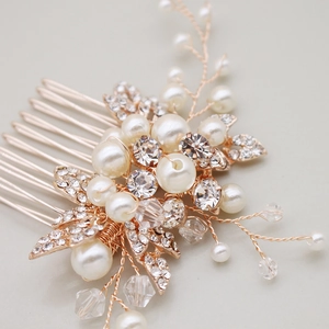 Détail d'un peigne à cheveux de mariée avec fils dorés, perles et cristaux brillants