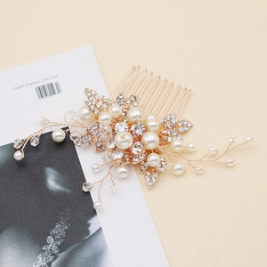 Détails d'un peigne à cheveux de mariage doré orné de perles et de cristaux brillants
