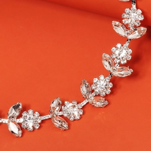 Serre-tête de mariée en argent avec fleurs en cristal et strass sur fond orange vif