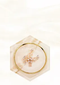 Détail d'un peigne de mariée fait main avec perles et strass sur de la soie