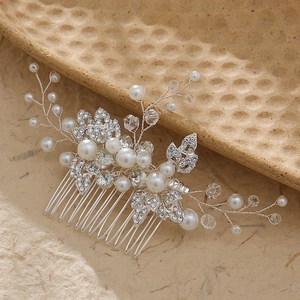 Peigne à cheveux de mariée élégant en argent avec perles et strass sur plateau