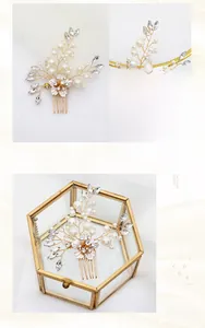 Détail du peigne à cheveux de mariée avec fil doré, perles blanches et cristaux brillants