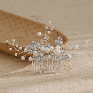 Peigne à cheveux de mariée argenté avec perles et cristaux au motif floral élégant