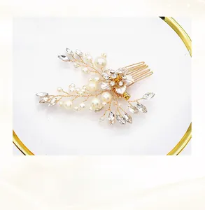 Détail de peigne à cheveux mariée avec perles, cristaux et fleur en fil doré