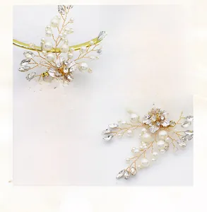Gros plan sur un peigne de mariée fait main avec perles élégantes, strass et fleurs dorées