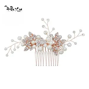 Détail du peigne à cheveux mariée or rose avec perles et strass sur un clip à 8 dents