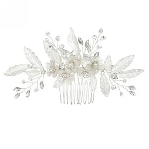Détail du peigne de mariée fait main avec perles de cristal et fleurs de soie blanches