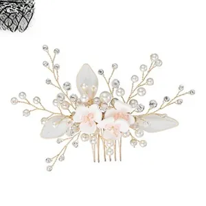 Détail du peigne de mariée avec fleurs en céramique et perles de cristal faites à la main