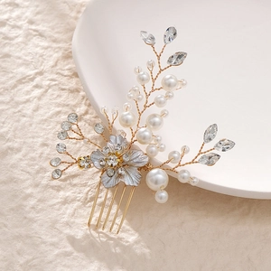 Peigne à cheveux de mariée fait main avec perles, cristaux et fleur argentée sur fil doré