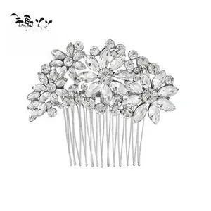Détail du peigne à cheveux argenté pour mariée avec fleurs en cristal fait main