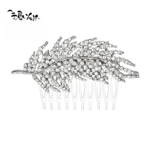 Vue détaillée du peigne à cheveux en plume argentée orné de cristaux brillants