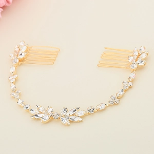 Détail du peigne à cheveux mariée avec chaîne en cristal doré pour coiffure de mariage