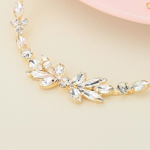 Détail du peigne à cheveux doré avec cristaux marquise pour coiffures de mariage