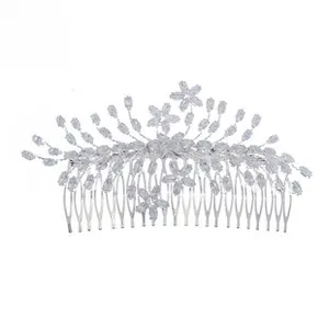 Dettaglio del pettine per capelli da sposa argento con strass e fiori