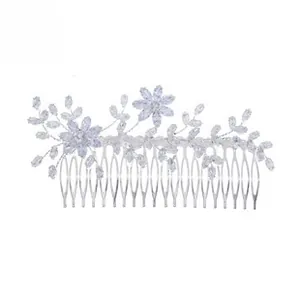 Dettaglio di pettine sposa con foglie d'argento e fiori di cristallo scintillanti