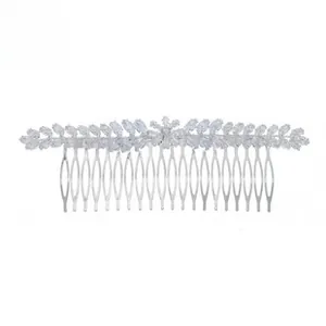Dettaglio del pettine per capelli da sposa argento con motivi a foglia e cristalli brillanti