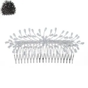 Dettaglio del pettine per capelli da sposa argento con strass e forma a foglia elegante
