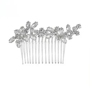 Dettaglio del pettine per capelli in argento con foglie di cristallo e strass per acconciature