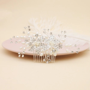 Détails de strass en cristal et perles sur un peigne à cheveux floral argenté pour mariée