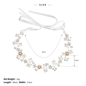 Détail du bandeau mariée 38x3,5 cm avec perles, fleurs dorées et strass brillants