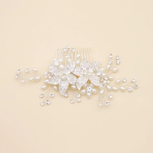 Vue détaillée d'un peigne à cheveux de mariée avec fleurs en cristal et perles blanches