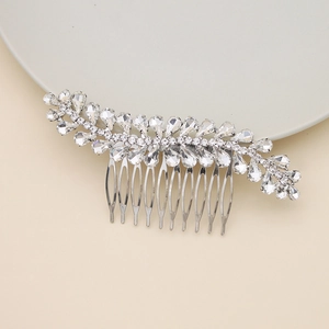 Dettaglio del pettine da sposa in argento con strass a foglia e 10 denti in metallo