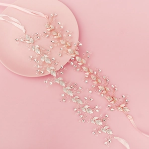 Détails de bandeaux de mariée avec feuilles de cristal et rubans de soie rose