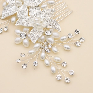 Peigne à cheveux élégant avec cristaux argentés et perles blanches pour coiffures de mariée