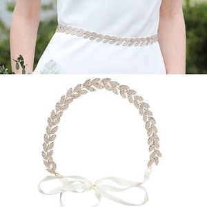 Dettaglio della cintura da sposa a foglia con strass brillanti e nastro di raso bianco