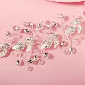 Détail de vigne de cheveux de mariée faite main avec feuilles de cristal et fil d'argent
