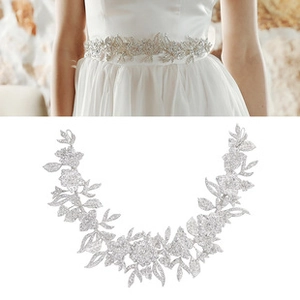 Dettaglio di cintura floreale con strass argentati e cristalli per abiti da sposa
