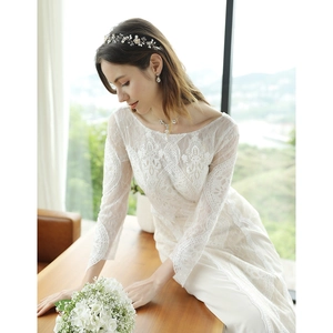 Robe de mariée élégante en dentelle blanche à manches longues avec serre-tête
