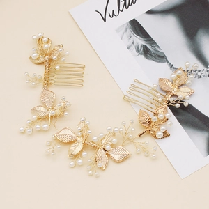 Vue détaillée de peignes à cheveux de mariée avec feuilles dorées et perles