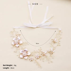 Vue macro du bandeau de mariée 30cm avec perles, fleurs roses et ruban de satin