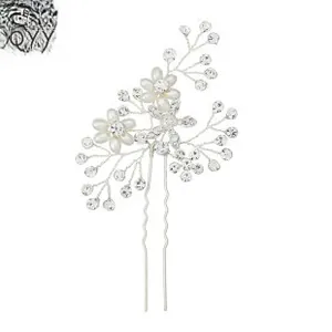 Detail der Brauthaarnadel in U-Form mit silbernen Blumen, Perlen und Strasssteinen
