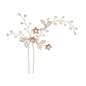 Detailansicht der Braut-Haarnadel mit Perlen, Kristallen und goldenen Blumen-Motiven