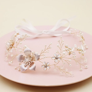 Bandeau de mariée élégant avec perles à la main, strass et ruban en soie blanche