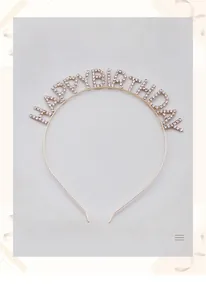 Dettaglio del diadema dorato Happy Birthday con strass bianchi brillanti per feste