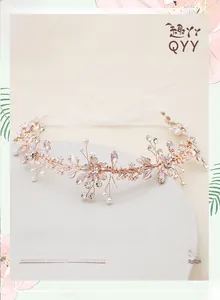 Détail du bandeau de mariée en or rose avec perles artificielles et fleurs en cristal
