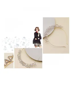 Dettaglio del cerchietto Happy Birthday in cristallo con placcatura oro e strass