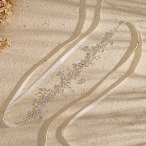 Serre-tête de mariée fait main avec feuilles argentées, cristaux et rubans crème