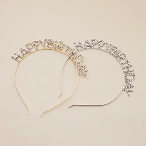 Dettaglio di cerchietti HAPPY BIRTHDAY in oro e argento con strass scintillanti