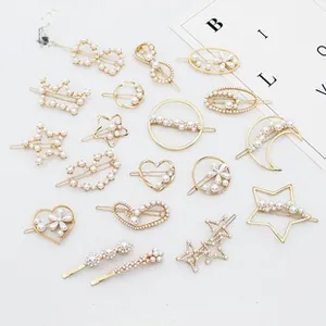 Détail de diverses pinces à cheveux en perles dorées avec formes d'étoiles cœurs et nœuds