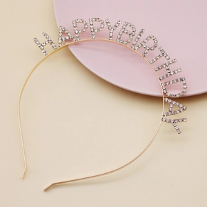 Dettaglio del cerchietto dorato HAPPY BIRTHDAY con strass per acconciatura da festa