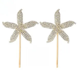 Détail de barrettes étoile de mer dorées avec strass brillants, lot de 2 pièces