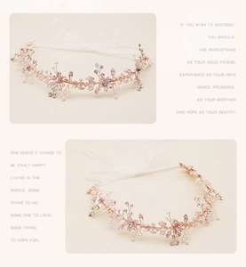 Détail du serre-tête de mariée or rose avec pétales en cristal, perles et ruban tulle