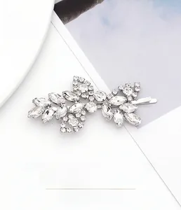 Gros plan détaillé de la barrette à cheveux argentée avec strass en forme de feuilles