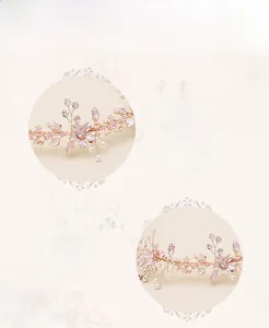 Détail du bandeau floral or rose avec perles ABS et strass brillants de qualité