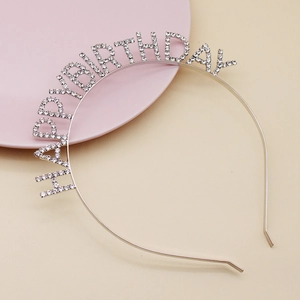 Dettaglio del cerchietto in metallo argento con scritte Happy Birthday in strass